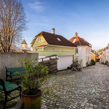 Dinbnb L Historic 4br House L 2 Free Parking L Balcony&terrace