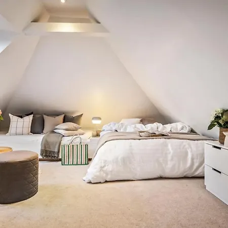 Holiday home Dinbnb L Historic 4br House L 2 Free Parking L Balcony&terrace