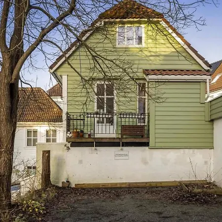 Holiday home Dinbnb L Historic 4br House L 2 Free Parking L Balcony&terrace