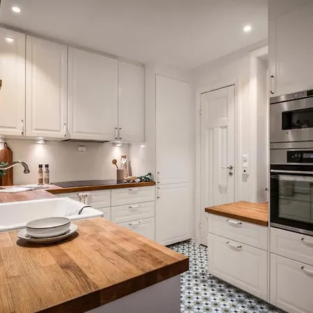 Holiday home Dinbnb L Historic 4br House L 2 Free Parking L Balcony&terrace Bergen