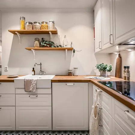 Holiday home Dinbnb L Historic 4br House L 2 Free Parking L Balcony&terrace