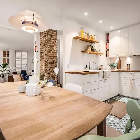 Dinbnb L Historic 4br House L 2 Free Parking L Balcony&terrace *
