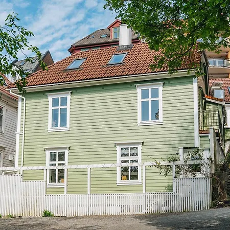 Dinbnb L Historic 4br House L 2 Free Parking L Balcony&terrace Feriehus