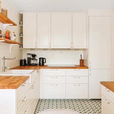 Дом отдыха Dinbnb L Historic 4br House L 2 Free Parking L Balcony&terrace Берген